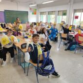 Alumnos y alumnas del CEIP Federico García Lorca durante el 'Taller de reciclaje'