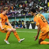 Frenkie de Jong y Cody Gakpo celebran el 0-1 ante Senegal