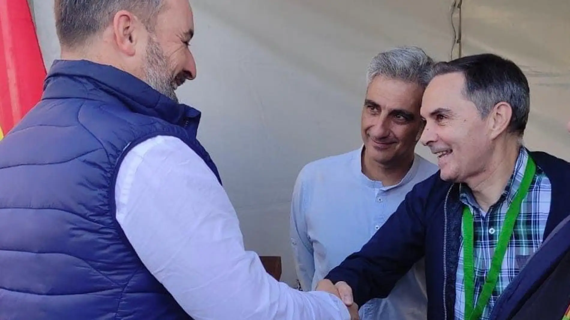 Latorre saluda a Santiago Abascal junto a Iván Vélez, candidato al Congreso por Cuenca en las elecciones generales de 2019