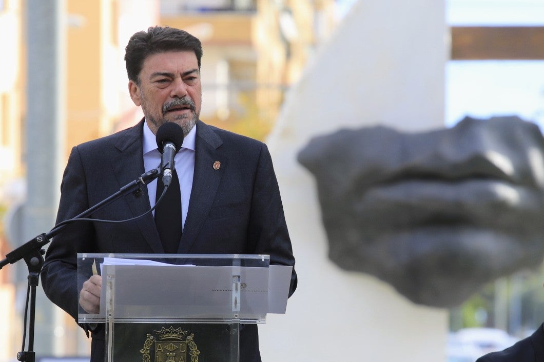 Alicante homenajea a las víctimas y héroes del covid con el monumento "Bocas que vuelan" junto al Hospital General Alicante homenajea a las víctimas y héroes del covid con el monumento "Bocas que vuelan" junto al Hospital General