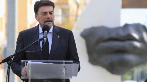 Alicante homenajea a las v&iacute;ctimas y h&eacute;roes del covid con el monumento &quot;Bocas que vuelan&quot; junto al Hospital General