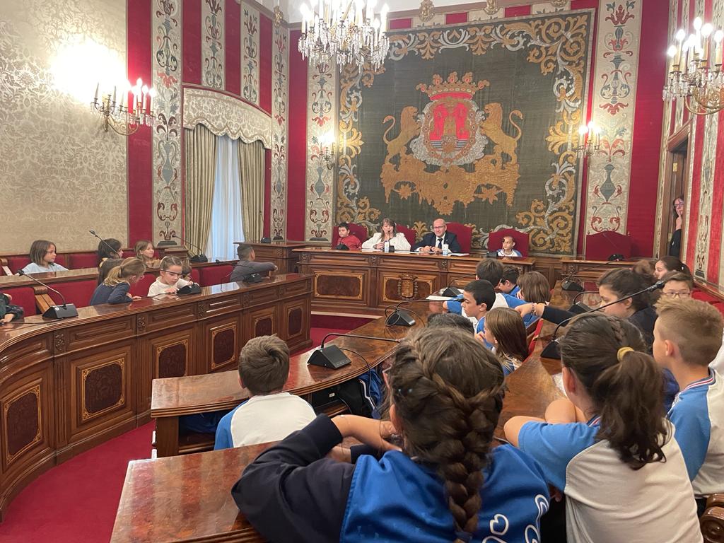 Los escolares piden en el Pleno Infantil parques temáticos de sus dibujos favoritos y una calle en Alicante Los escolares piden en el Pleno Infantil parques temáticos de sus dibujos favoritos y una calle en Alicante