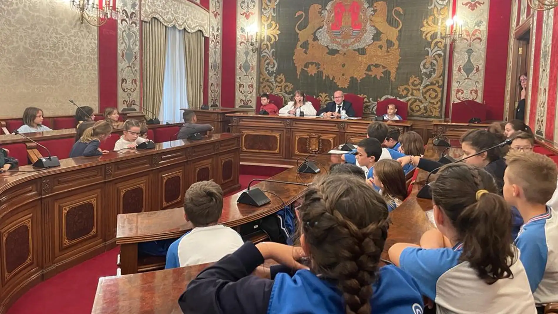 Los escolares piden en el Pleno Infantil parques temáticos de sus dibujos favoritos y una calle en Alicante