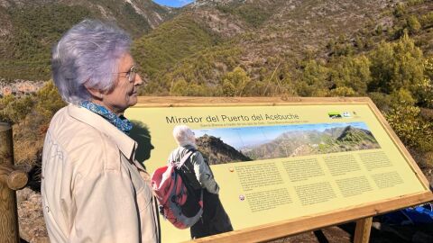 Dolores Navarro junto al panel explicativo de este nuevo mirador dedicado que le ha sido dedicado