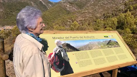 Dolores Navarro junto al panel explicativo de este nuevo mirador dedicado que le ha sido dedicado Dolores Navarro junto al panel explicativo de este nuevo mirador dedicado que le ha sido dedicado