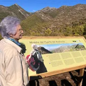 Dolores Navarro junto al panel explicativo de este nuevo mirador dedicado que le ha sido dedicado Dolores Navarro junto al panel explicativo de este nuevo mirador dedicado que le ha sido dedicado