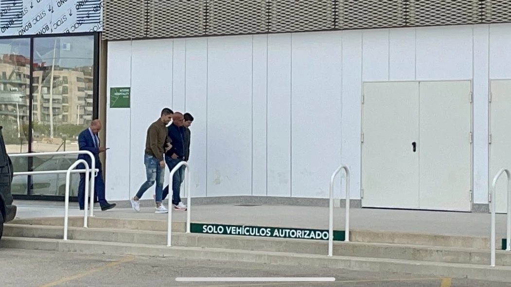 Fidel Chaves, llegando al estadio Martínez Valero junto a Joaquín Buitrago, Javier Verdejo y Paco Montoya Fidel Chaves, llegando al estadio Martínez Valero junto a Joaquín Buitrago, Javier Verdejo y Paco Montoya