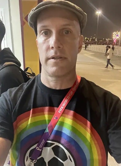 Un periodista denuncia que le han impedido la entrada al EEUU - Gales por lucir una camiseta arcoíris Un periodista denuncia que le han impedido la entrada al EEUU - Gales por lucir una camiseta arcoíris