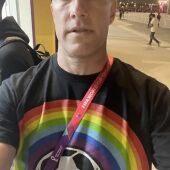 Un periodista denuncia que le han impedido la entrada al EEUU - Gales por lucir una camiseta arcoíris
