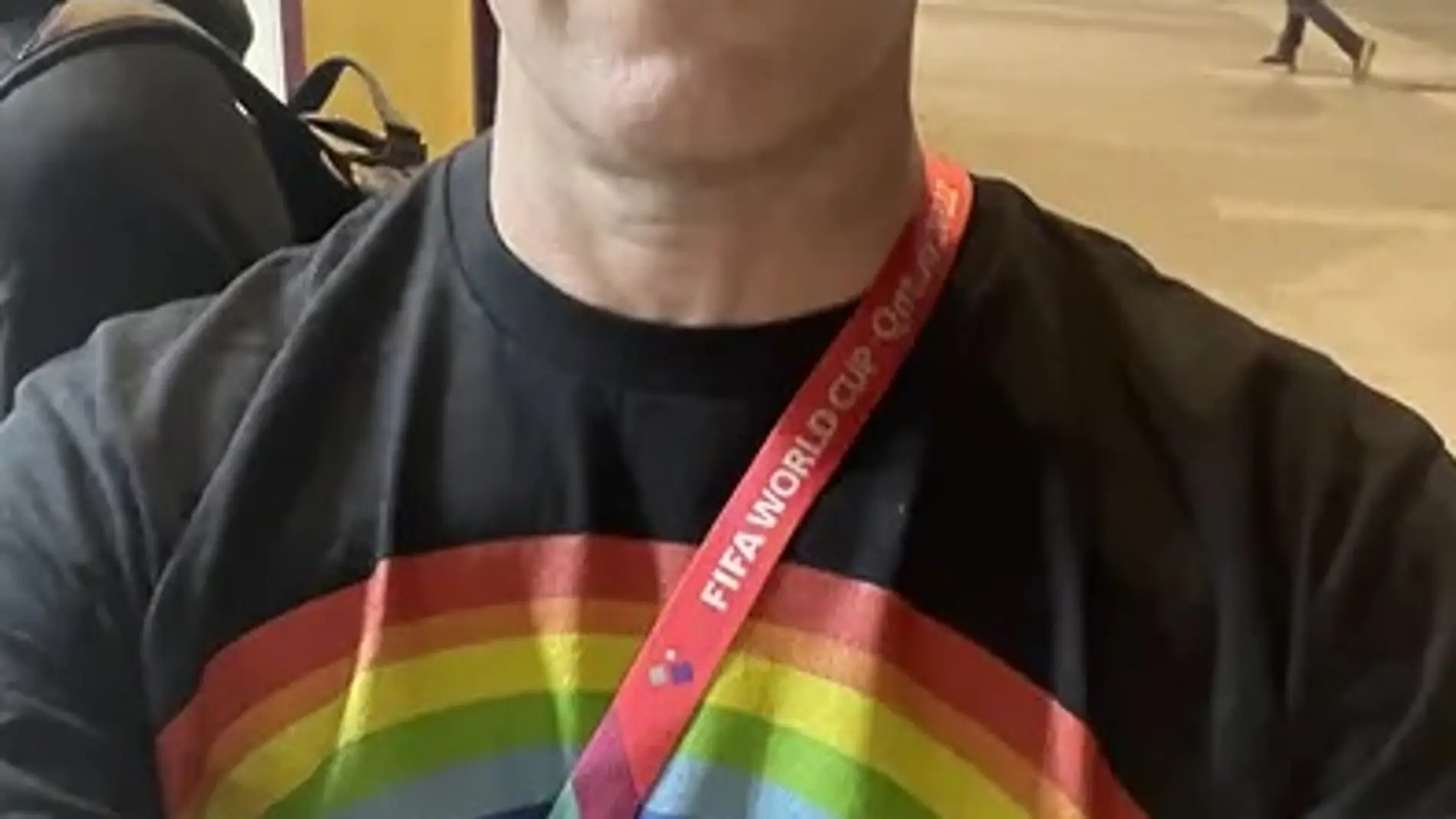 Un periodista denuncia que le han impedido la entrada al EEUU - Gales por lucir una camiseta arcoíris
