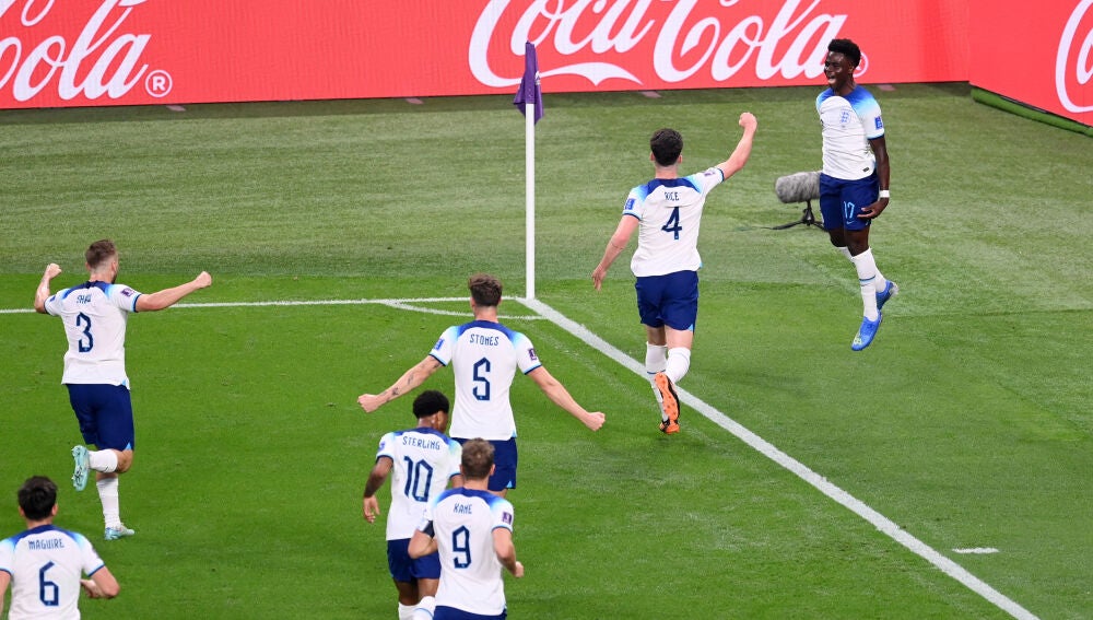 Inglaterra celebra uno de los goles ante Irán
