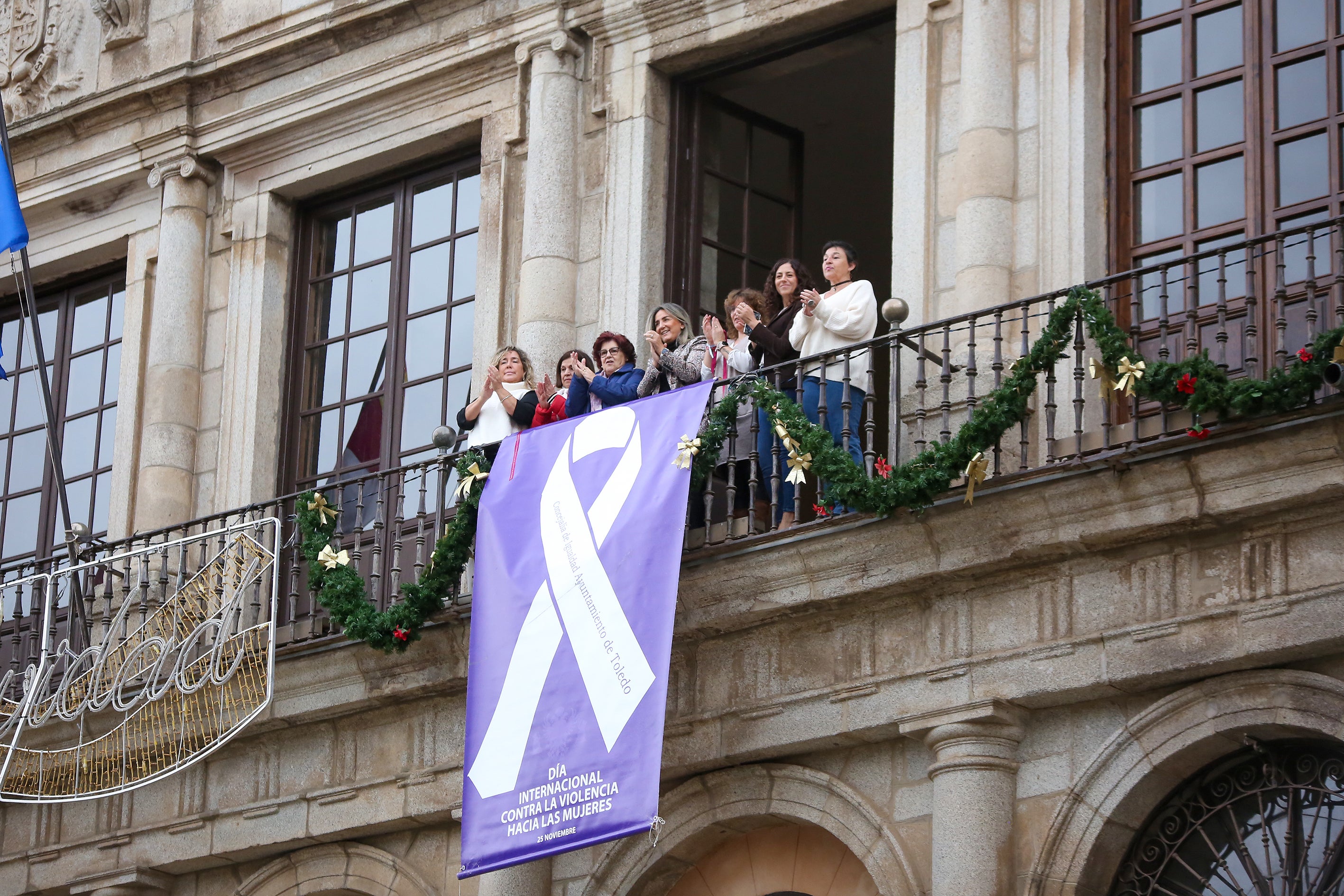 Toledo despliega el lazo del Día Internacional de la Eliminación de la Violencia contra la Mujer Toledo despliega el lazo del Día Internacional de la Eliminación de la Violencia contra la Mujer
