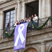 Toledo despliega el lazo del Día Internacional de la Eliminación de la Violencia contra la Mujer