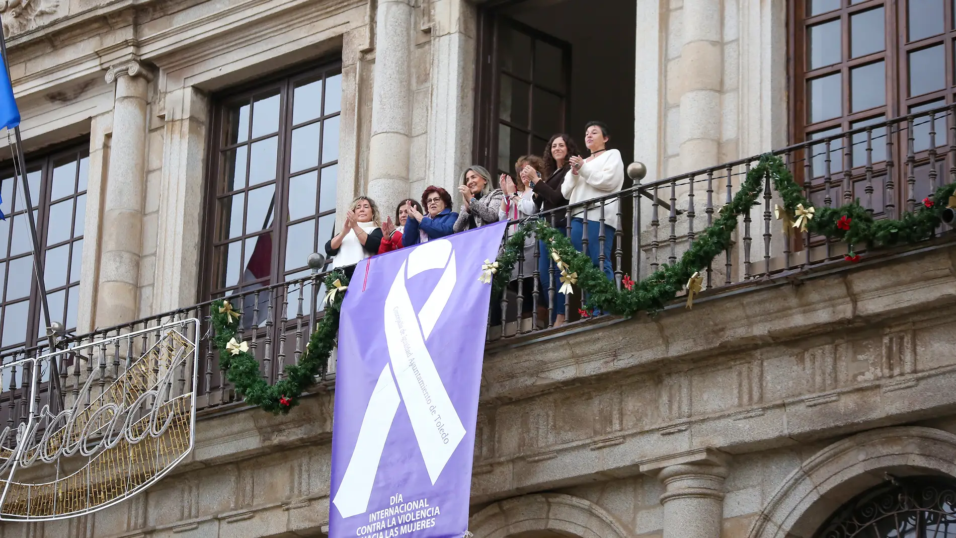 Toledo despliega el lazo del Día Internacional de la Eliminación de la Violencia contra la Mujer
