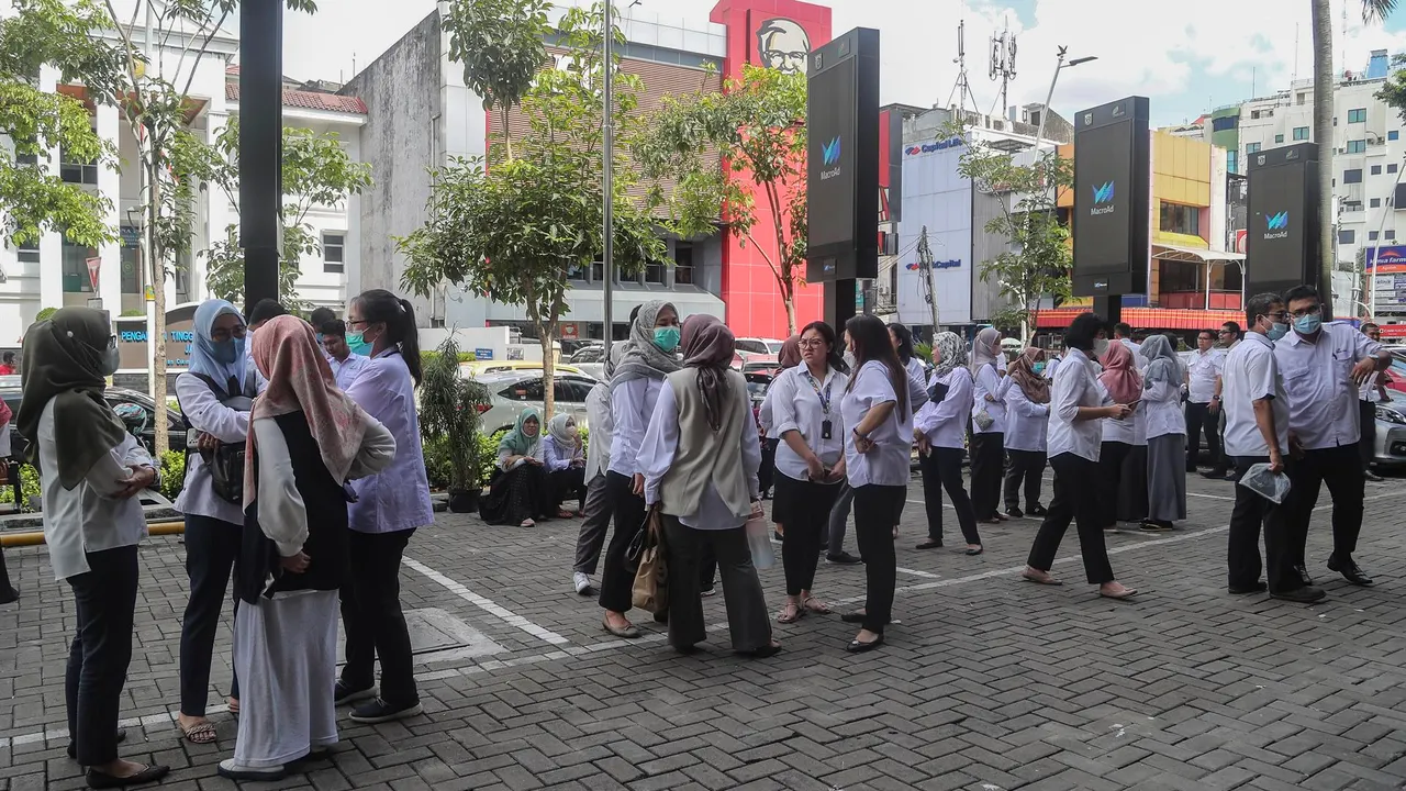 Al menos 56 muertos por un sismo en la provincia más poblada de Indonesia