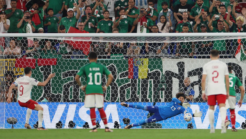 Ochoa para un penalti a Lewandowski en el México - Polonia