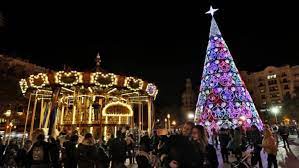 Taxiluz, una iniciativa solidaria que lleva a los mayores la ilusión de la navidad en Valencia Taxiluz, una iniciativa solidaria que lleva a los mayores la ilusión de la navidad en Valencia