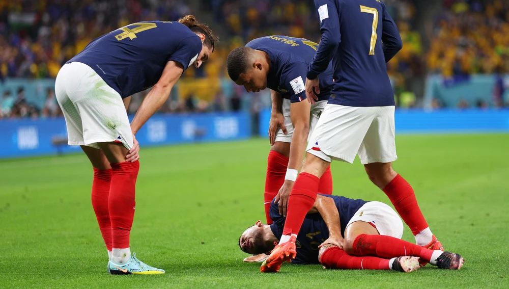 Lucas Hernández se duele tras caer lesionado en el Francia - Australia