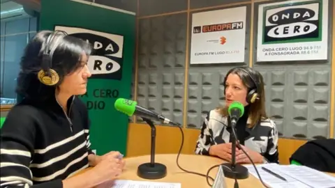 Lara Méndez en los estudios de Onda Cero Lugo onda cero