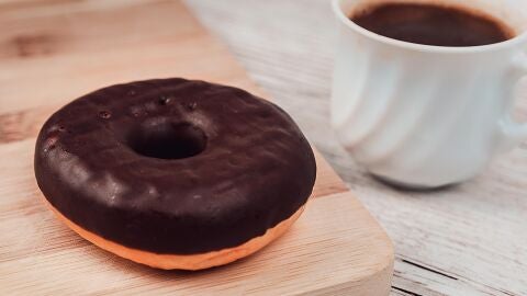 La receta de donuts de chocolate con d&aacute;tiles 