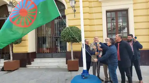 Momento de la izada de la bandera romaní Momento de la izada de la bandera romaní