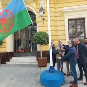 Momento de la izada de la bandera romaní Momento de la izada de la bandera romaní