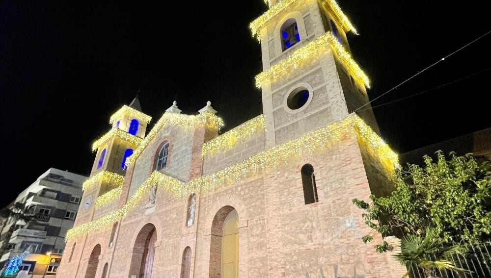 Los adornos luminosos de la fachada de la Iglesia de la Inmaculada mejoran esta Navidad