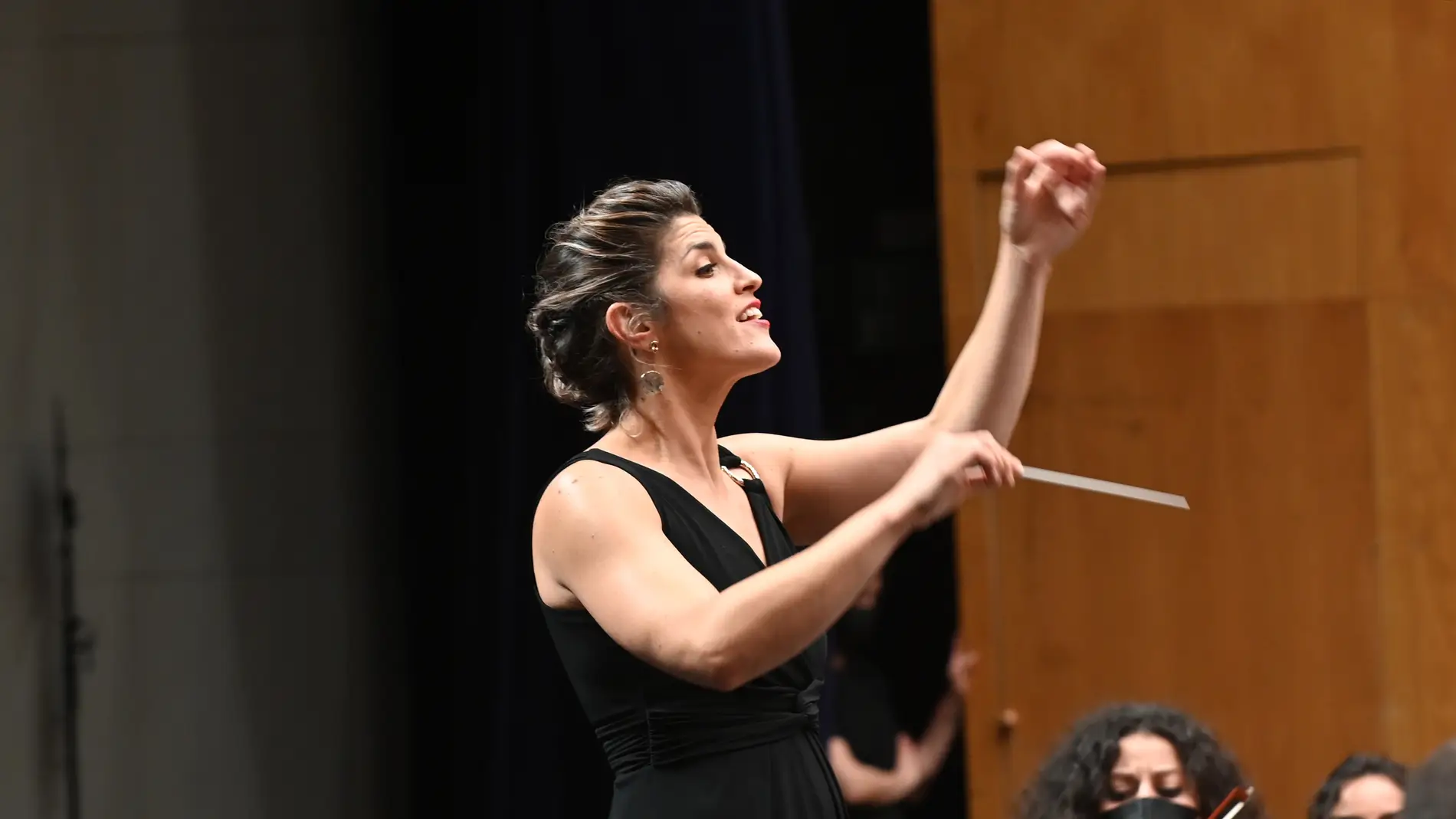 Onda Cero Cantabria concede el Premio Mujer Cantabria 2022 a la directora de orquesta Paula Sumillera