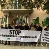 Medio centenar de sanitarios se han concentrado en la segunda jornada de protestas contra el convenio sanitario de la sanidad privada 