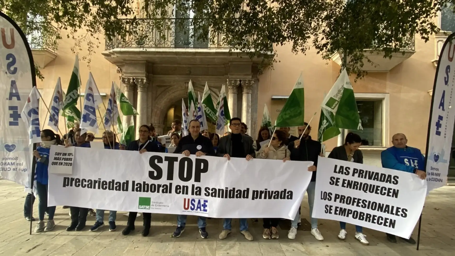 Medio centenar de sanitarios se han concentrado en la segunda jornada de protestas contra el convenio sanitario de la sanidad privada 