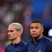 Mbappé y Griezmann durante un partido con Francia