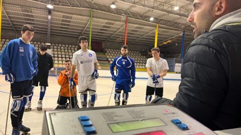 Los jugadores del Oviedo Roller escuchan a Javi Paredes