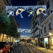 Una calle de Donostia con las luces de Navidad 