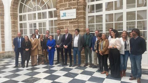 Foto de familia de los medios de comunicaci&oacute;n en el Palacio Provincial