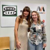 La diseñadora Tania Presa pasa por los estudios de Onda Cero Mallorca para ser entrevistada por la periodista Elka Dimitrova
