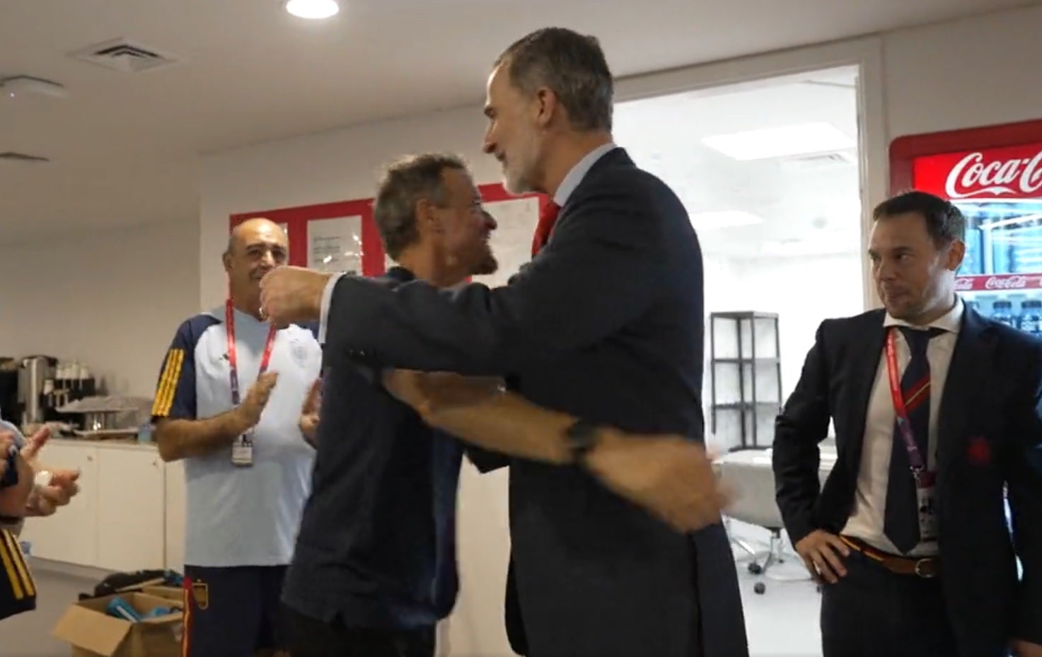 El Rey se une a la fiesta de España en el vestuario y se lleva un valioso regalo El Rey se une a la fiesta de España en el vestuario y se lleva un valioso regalo