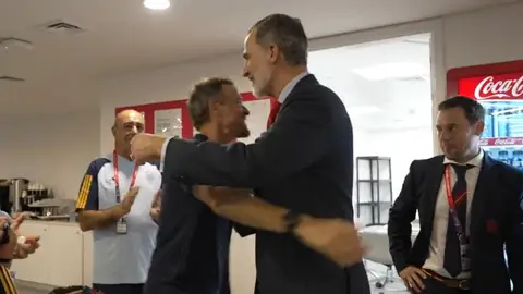 El Rey se une a la fiesta de España en el vestuario y se lleva un valioso regalo El Rey se une a la fiesta de España en el vestuario y se lleva un valioso regalo