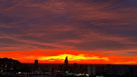 benidorm cielo fuego nubes y claros nubes altas amanecer