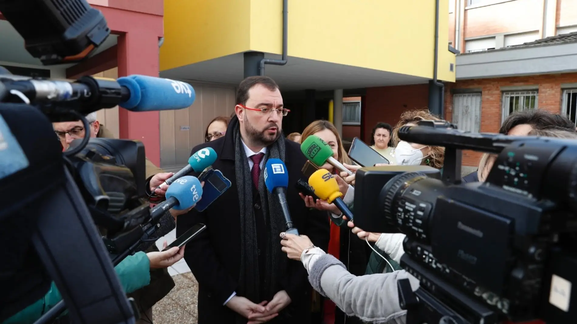 Adrián Barbón atiende a los medios de comunicación en el CP Laviada de Gijón