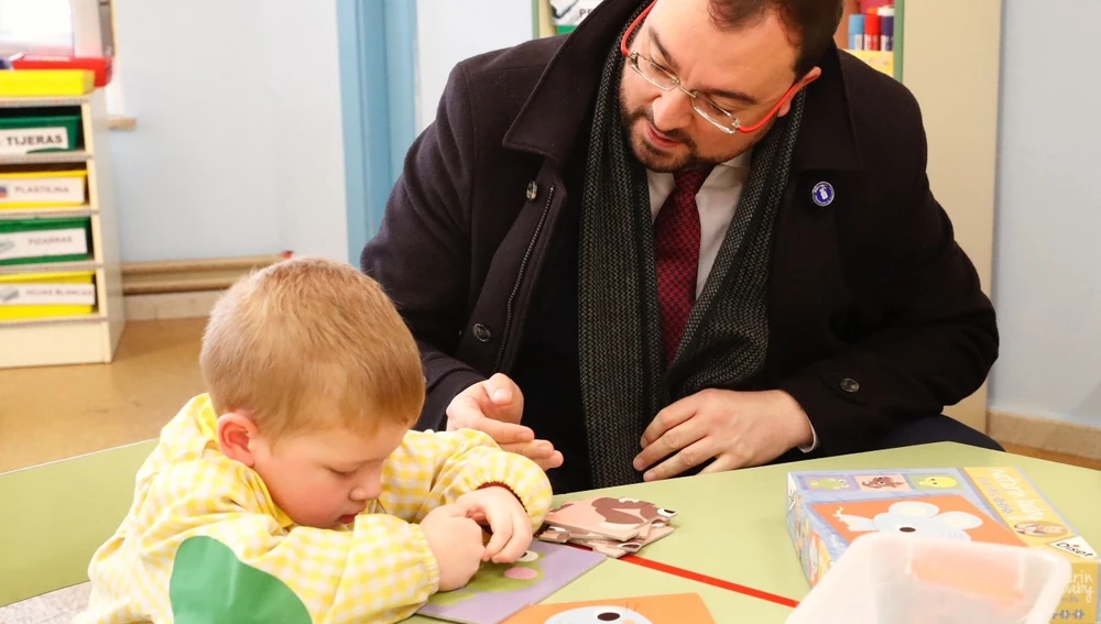 Adrián Barbón y Adrián Barbón en el CP Laviada de Gijón