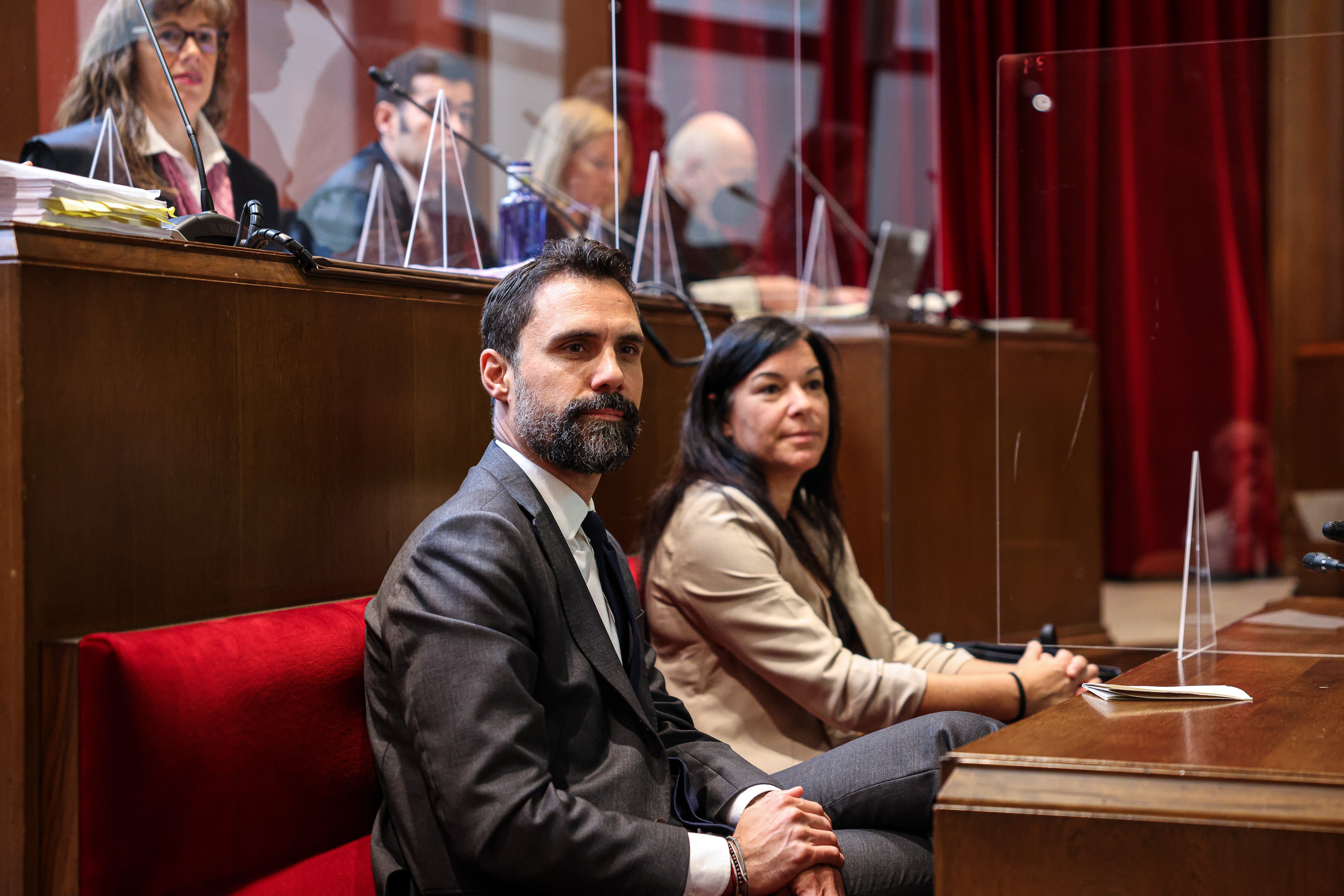 Absueltos los miembros de la antigua Mesa del Parlament acusados de desobediencia al Constitucional Absueltos los miembros de la antigua Mesa del Parlament acusados de desobediencia al Constitucional