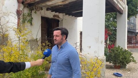 Pablo Ruz (PP) junto a la casa del Huerto de la Virgen de Elche. Pablo Ruz (PP) junto a la casa del Huerto de la Virgen de Elche.