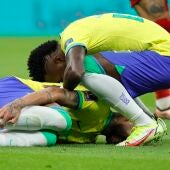 Vinicius anima a su compañero Neymar que se ha lesionado ante Serbia