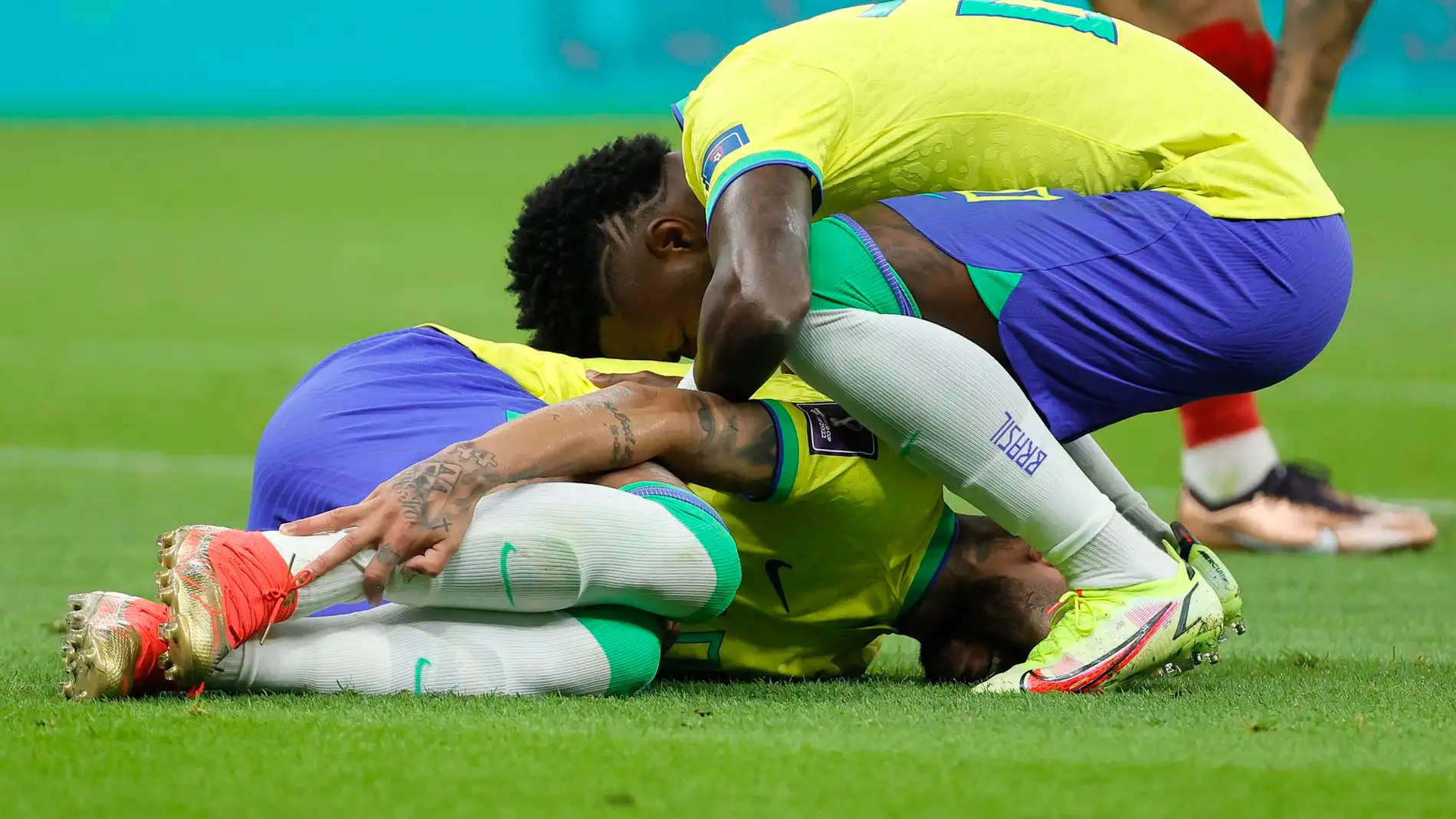 Vinicius anima a su compañero Neymar que se ha lesionado ante Serbia