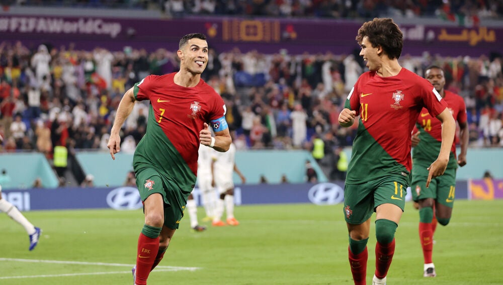 Cristiano y Joao Felix celebran el gol de Portugal ante Ghana