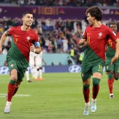 Cristiano y Joao Felix celebran el gol de Portugal ante Ghana