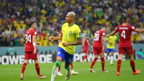 Richarlison celebra uno de sus goles a Serbia Richarlison celebra uno de sus goles a Serbia