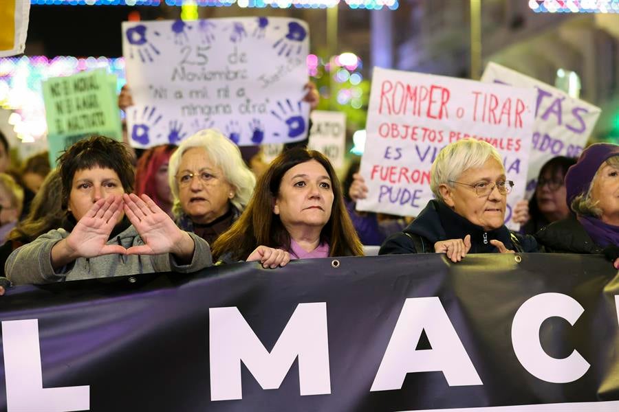 Miles de personas marchan en Madrid contra la violencia machista Miles de personas marchan en Madrid contra la violencia machista