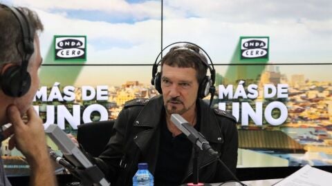 El actor Antonio Banderas durante una entrevista en 'M&aacute;s de uno' con Carlos Alsina