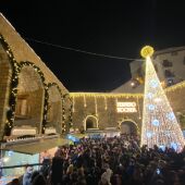 Peñíscola amplia la iluminación navideña aprovechando el tirón de Ferrero Rocher del año pasado